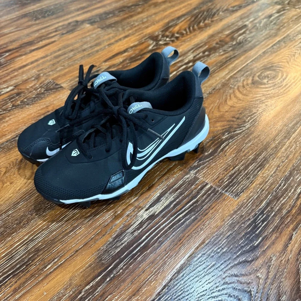 Nike Size 4Y Force Trout 9 Shark Kids Baseball Cleats Black White FB9731-001